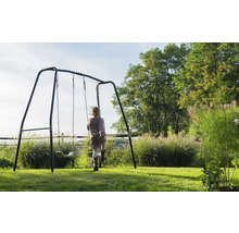 Dieťa na záhradnej hojdačke v záhrade