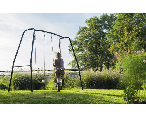 Dieťa na záhradnej hojdačke v záhrade