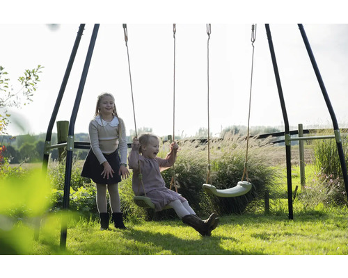 Detská hojdačka s dvoma dievčatami v záhrade