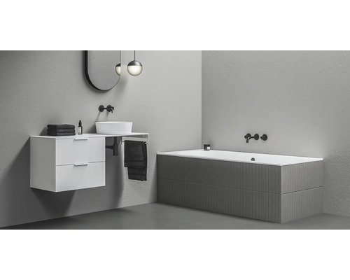 Kúpeľňa s vaňou, umývadlom, zrkadlom a uterákmi