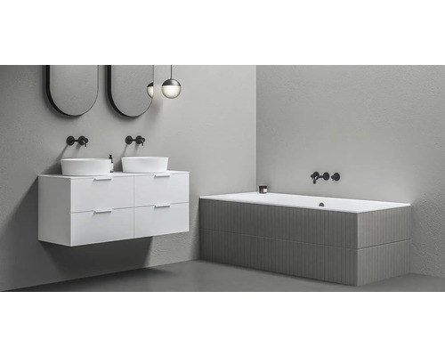 Moderná kúpeľňa s umývadlom, umývadlovými misami a vaňou.