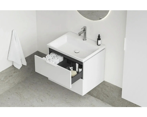 Moderná kúpeľňa s umývadlovou skrinkou, umývadlom, batériou a otvorenou zásuvkou