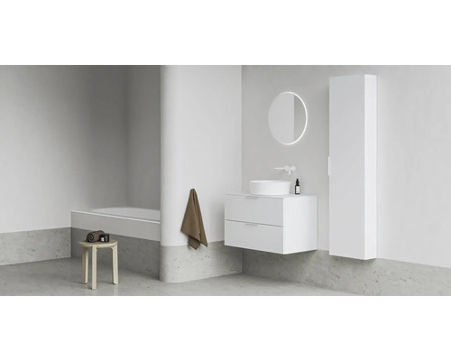 Svetlá kúpeľňa s umývadlom, zrkadlom a vysokou skriňou pre moderný dizajn.