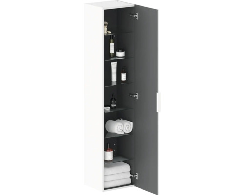 Otvorená kúpeľňová skrinka s policami a kúpeľňovými potrebami