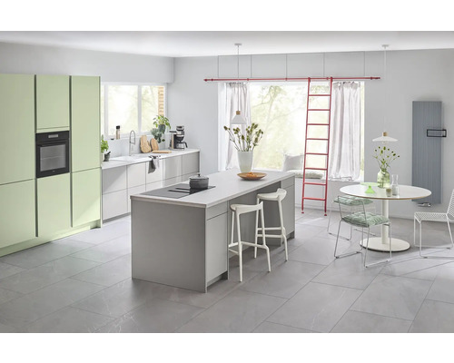 Svetlá moderná kuchyňa s kuchynským ostrovom, jedálenským stolom a stoličkami.