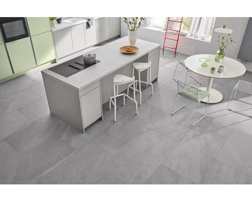 Dlažba imitácia kameňa NARVIK silver 60x120 cm Svetlá kuchyňa s kuchynským ostrovčekom, jedálenským stolom a dlažbou s kamenným vzhľadom
