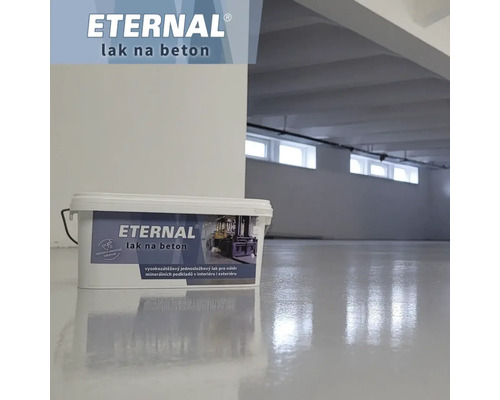 Vedro laku na betón Eternal pred natretou betónovou podlahou a stenou