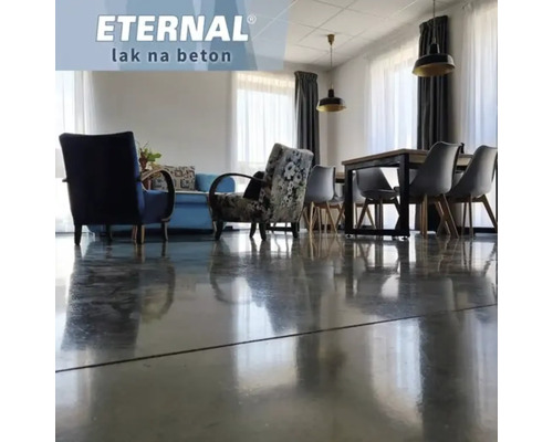 Svetlá obývacia izba s leštenou betónovou podlahou ošetrenou lakom na betón.