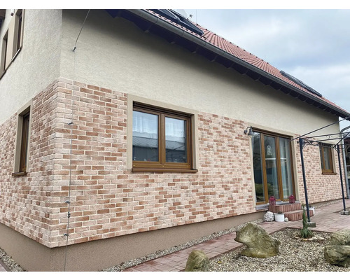 Fasáda domu s obkladovými tehlami, oknami a posuvnými dverami