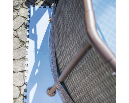 Detailný pohľad na bazén s ochrannou podložkou