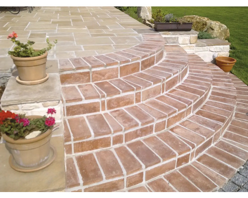 Schodisko z tehál v záhrade