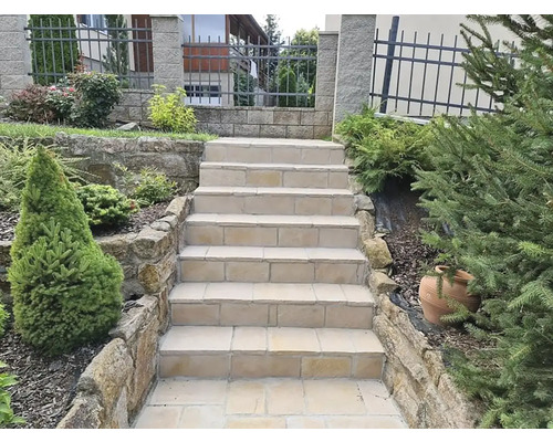 Vonkajšie schodisko s kamennými schodmi a bočnou výsadbou