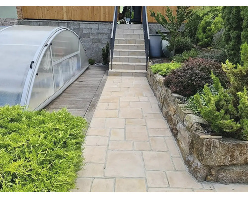 Záhradný chodník s kamennou dlažbou, schody a rastliny