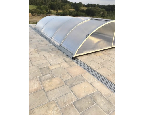 Zastrešenie bazéna na dláždenej ploche