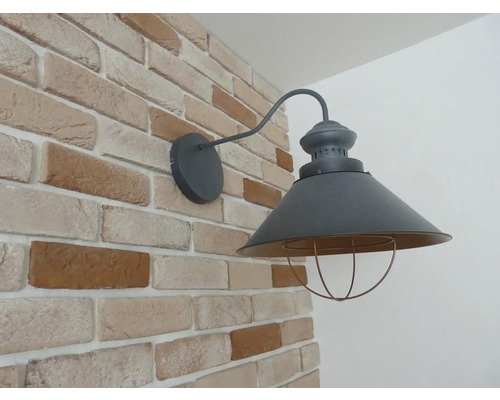 Nástenné svietidlo v industriálnom dizajne na tehlovej stene