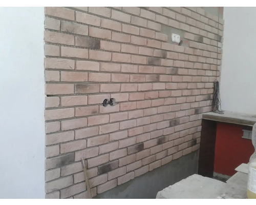 Murovaná konštrukcia so zásuvkou a káblom