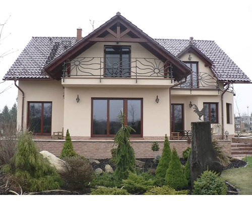 Pohľad na poschodový dom so záhradou