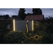 Záhradný pohľad s gabionovým plotom, dreveným plotom a dekoratívnym LED osvetlením