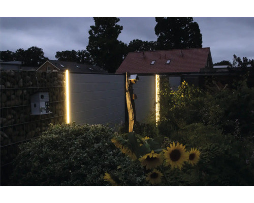 Záhradný pohľad s gabionovým plotom, dreveným plotom a dekoratívnym LED osvetlením