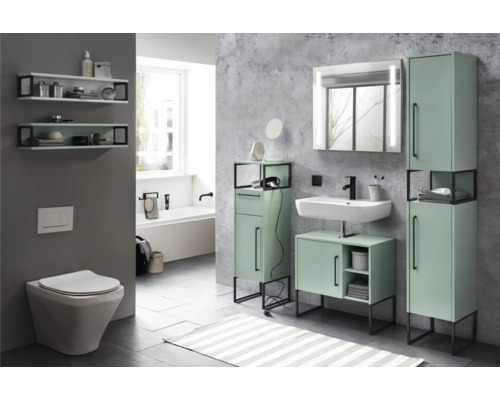 Moderná kúpeľňa s umývadlom, zrkadlovou skriňkou, vysokou skriňkou a závesnými policami