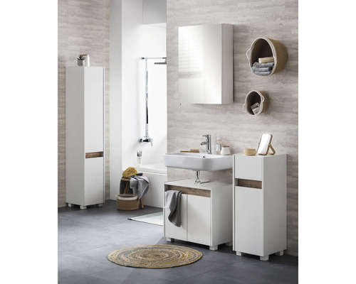 Svetlá kúpeľňa s bielym kúpeľňovým nábytkom, umývadlom, zrkadlovou skrinkou a ozdobnými košmi.