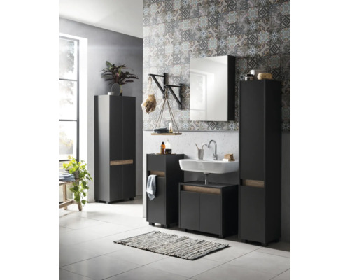 Moderná kúpeľňa s umývadlom, zrkadlovou skrinkou a vysokými skrinkami v tmavom prevedení