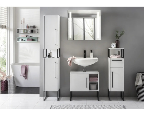 Kúpeľňa s umývadlom, zrkadlovou skrinkou, vysokou skriňou a policou