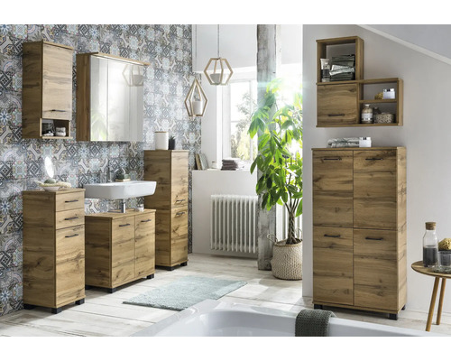 Svetlá kúpeľňa s dreveným nábytkom a kvetinovou stenou