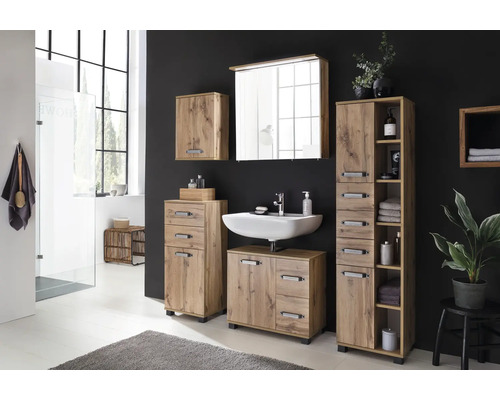 Moderná kúpeľňa s umývadlom, zrkadlovou skrinkou a dreveným nábytkom na kúpeľňové doplnky