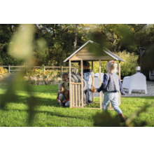 Detský drevený hrací domček s hrajúcimi sa deťmi v záhrade