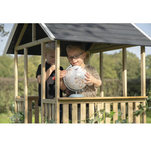 Dve deti sa hrajú s glóbusom v drevenom domčeku na hranie