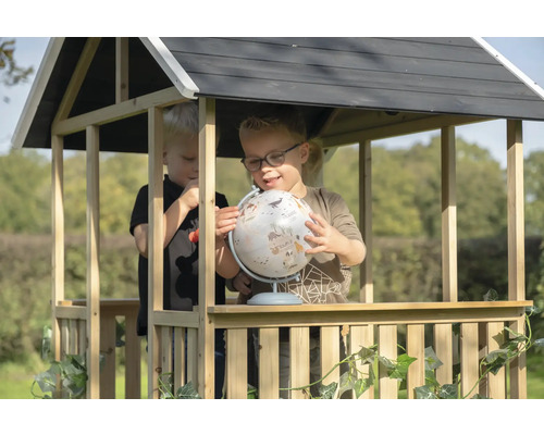 Dve deti sa hrajú s glóbusom v drevenom domčeku na hranie