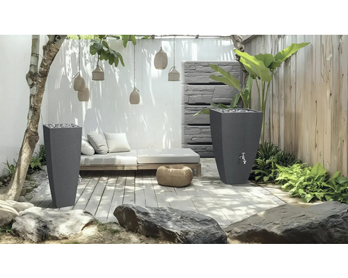 Vonkajší priestor s kvetináčmi, nádržou na vodu a posedením