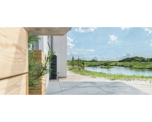 Scéna s nádržou na dažďovú vodu vonku vedľa domu