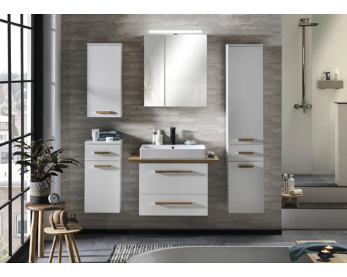 Kúpeľňa s umývadlom, zrkadlovou skrinkou a vysokými skrinkami