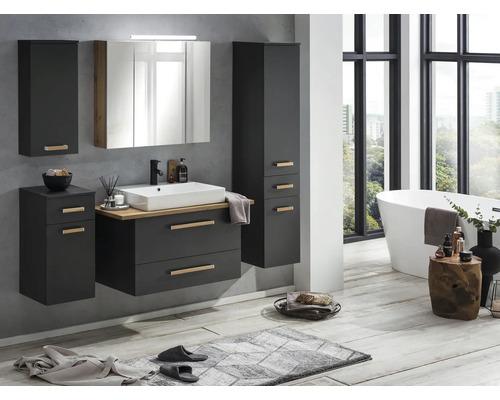 Moderná kúpeľňa s umývadlom, zrkadlovou skrinkou, vysokou skrinkou a voľne stojacou vaňou.