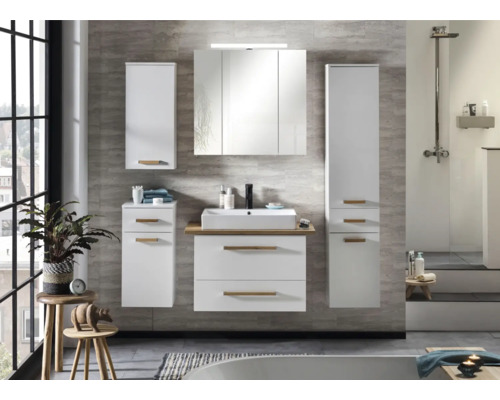 Kúpeľňa s umývadlom, zrkadlovou skrinou a vysokými skrinkami vo svetlom dizajne