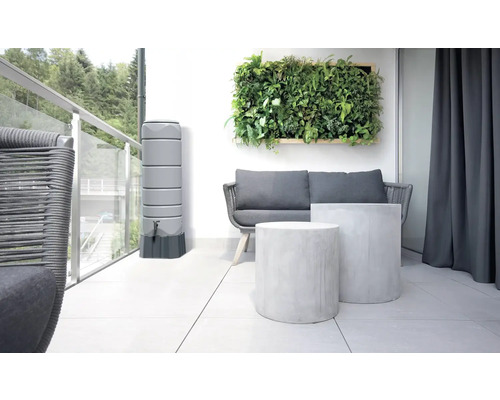 Balkón so sivým sudom na dažďovú vodu, sedením a rastlinnou stenou