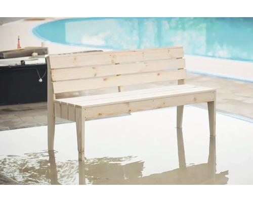 Drevená vonkajšia lavica pri bazéne