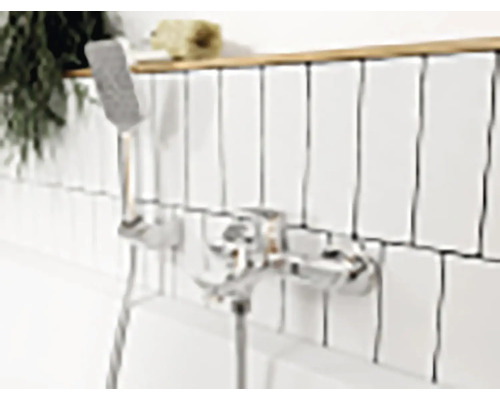 Fotografia kúpeľne s bielymi obkladačkami a sprchovou batériou