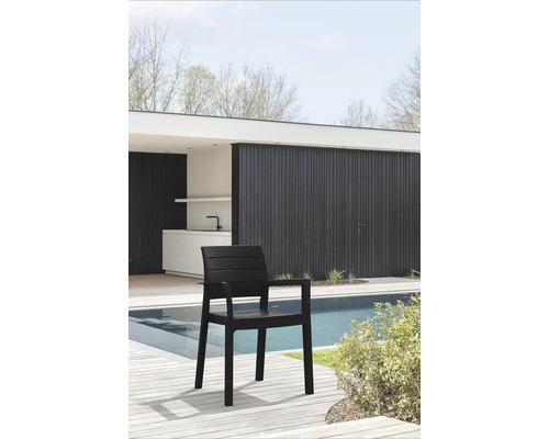 Plastová záhradná stolička na terase