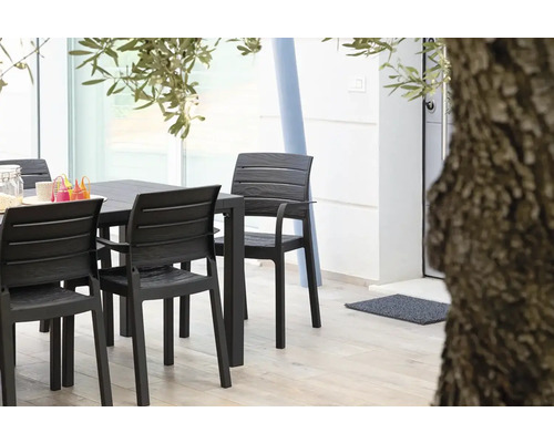 Jedálenská súprava s plastovými stoličkami na vonkajšie použitie