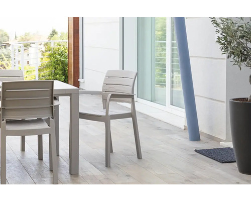 Záhradná scéna so záhradným stolom a záhradnými stoličkami na terase