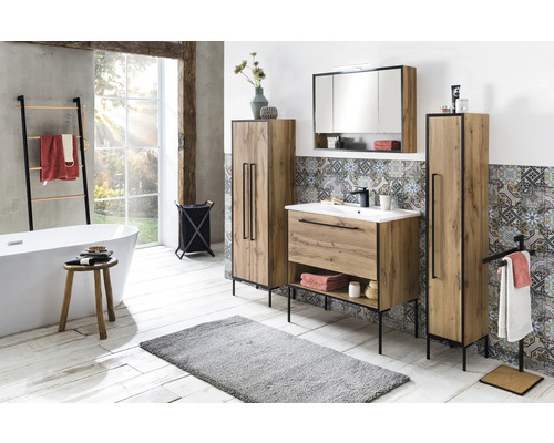 Svetlá kúpeľňa s umývadlom, zrkadlovou skrinkou, vysokými skriňami a vaňou pre priateľskú atmosféru