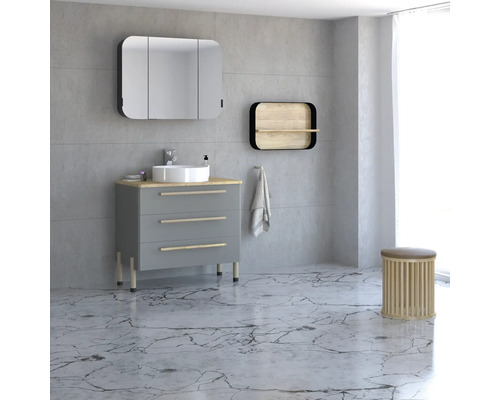 Pohľad na kúpeľňu s umývadlovou skrinkou, zrkadlovou skrinkou, nástennou policou a stoličkou.