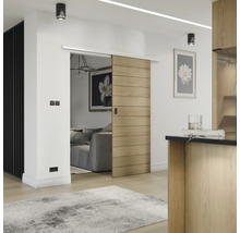 Interiérový pohľad s drevenými posuvnými dverami, obývacou izbou a detailmi kuchyne.