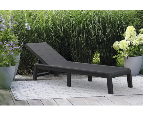 Plastové ležadlo v záhrade