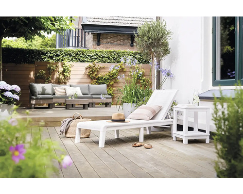 Terasa so záhradným nábytkom ako sedacia súprava, lehátko a príručný stolík na relaxačné chvíle vonku