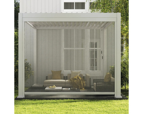 Pergola s nábytkom a ochranou proti hmyzu v záhrade.