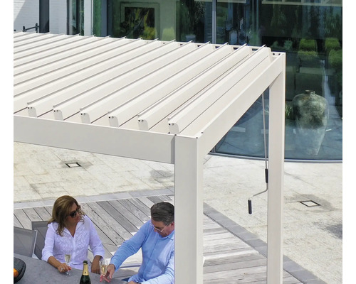 Lamelová pergola s dvoma ľuďmi sediacimi vonku